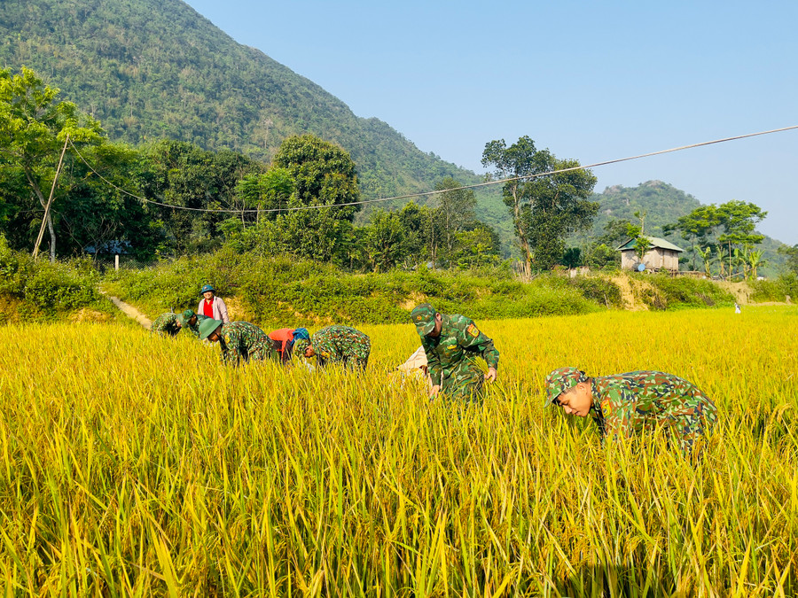 Những hoạt động trên nhằm thắt chặt tình đoàn kết quân- dân, xây dựng nền biên phòng toàn dân vững mạnh. Qua đó, lực lượng biên phòng làm tốt công tác dân vận, giúp người dân tin tưởng, gắn bó, để cùng chung tay bảo vệ biên giới. Những hoạt động trên nhằm thắt chặt tình đoàn kết quân- dân, xây dựng nền biên phòng toàn dân vững mạnh. Qua đó, lực lượng biên phòng làm tốt công tác dân vận, giúp người dân tin tưởng, gắn bó, để cùng chung tay bảo vệ biên giới.