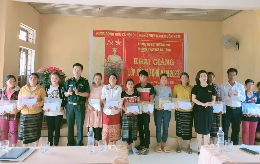 Lớp học xóa mù chữ cho phụ nữ khai giảng tại Ba Tầng, huyện Hướng Hóa.