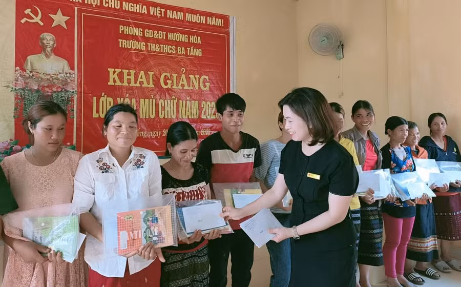 Trưởng Phòng GD&amp;ĐT huyện Hướng Hóa Nguyễn Thị Thanh Nga tặng quà cho các học viên tham gia lớp học.