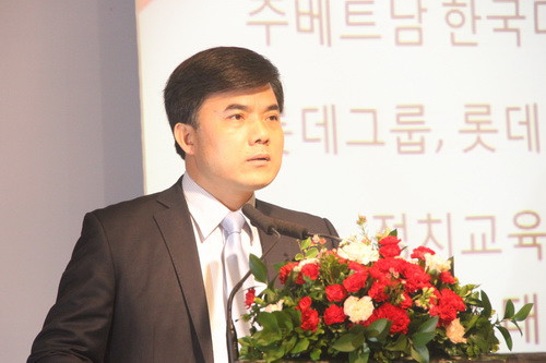 Ông Bùi Văn Linh phát biểu tại lễ trao học bổng