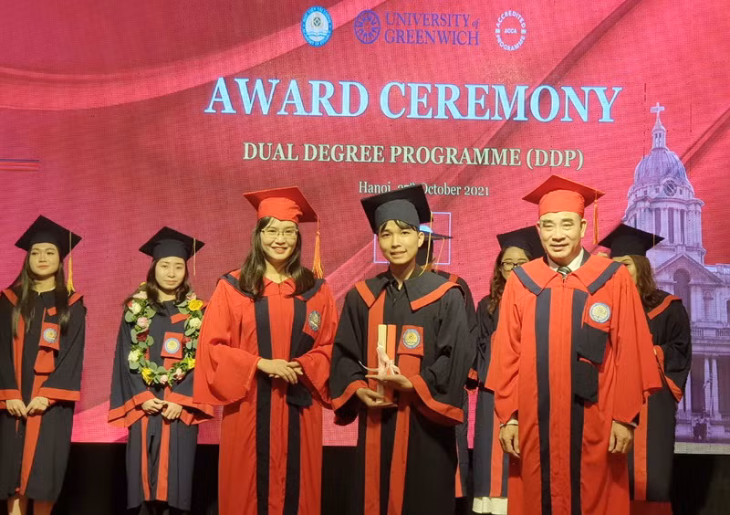 PGS.TS Nguyễn Vũ Việt và TS Trịnh Thanh Huyền trao bằng tốt nghiệp cho các tân cử nhân Chương trình DDP.