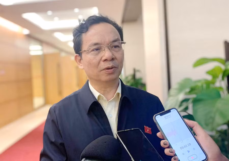 Đại biểu Quốc hội Hoàng Văn Cường trao đổi với báo chí bên hành lang Quốc hội.