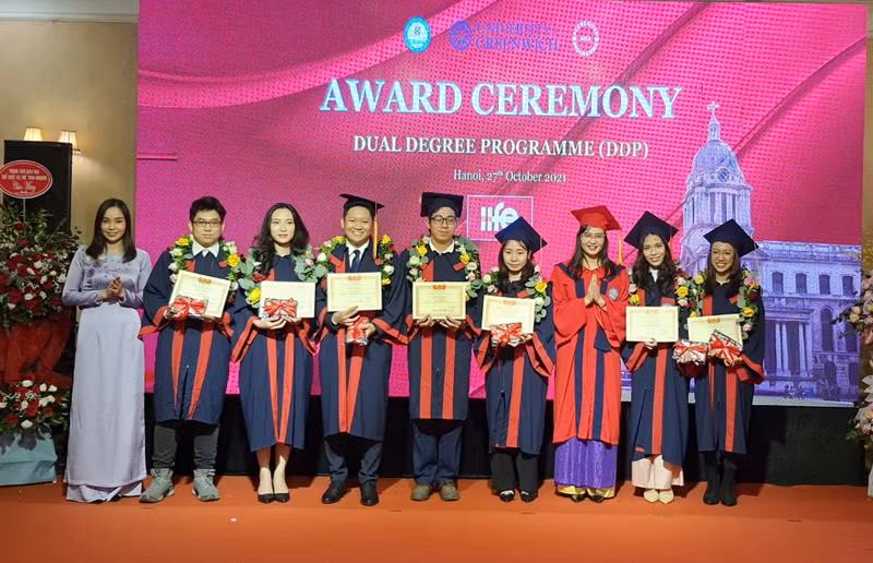 Vinh danh khen thưởng những sinh viên có thành tích xuất sắc trong học tập.