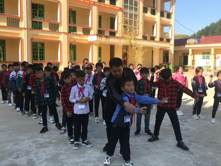 Giờ thể dục của học sinh Trường phổ thông dân tộc bán trú Khao Mang.