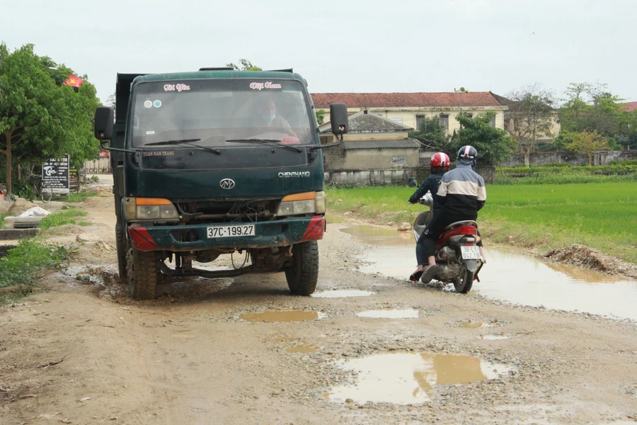 Tuyến đường cứu hộ cứu nạn ven biển Lộc Hà, đoạn đi qua xã Phù Lưu (huyện Lộc Hà).