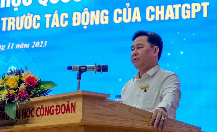 PGS.TS Lê Mạnh Hùng – Hiệu trưởng Trường ĐH Công đoàn phát biểu tại hội thảo.