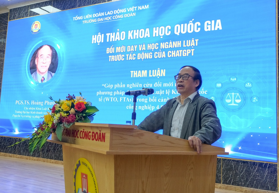 PGS.TS Hoàng Phước Hiệp trao đổi, tham luận tại hội thảo.