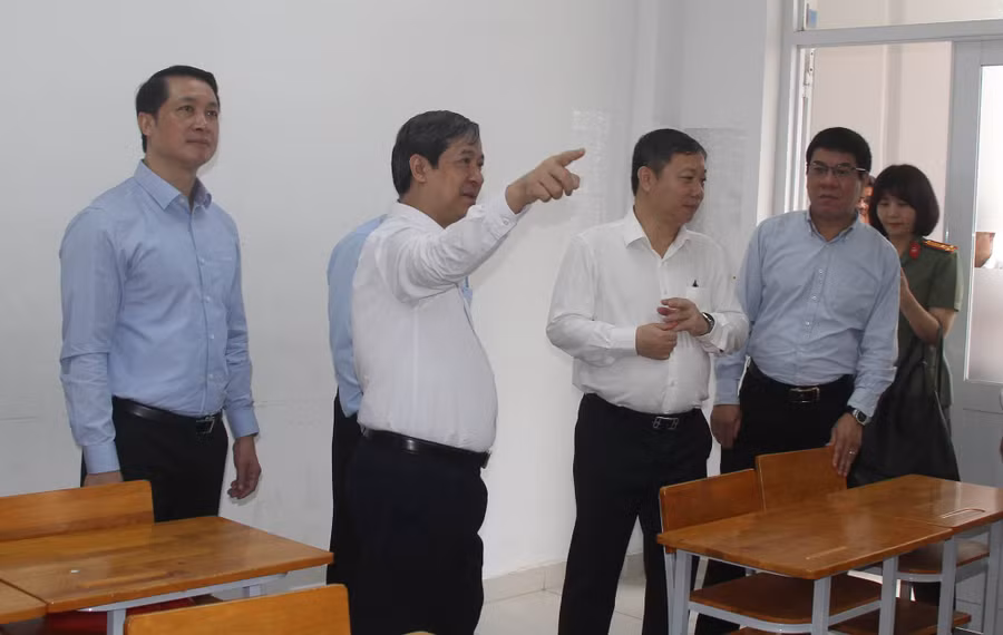 Đoàn công tác kiểm tra tại Trường trung học thực hành, Trường Đại học Sài Gòn.