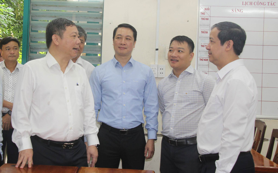 Đoàn công tác kiểm tra công việc chuẩn bị Kỳ thi tốt nghiệp THPT tại điểm thi Trường THPT Trưng Vương. Đoàn công tác kiểm tra công việc chuẩn bị Kỳ thi tốt nghiệp THPT tại điểm thi Trường THPT Trưng Vương.