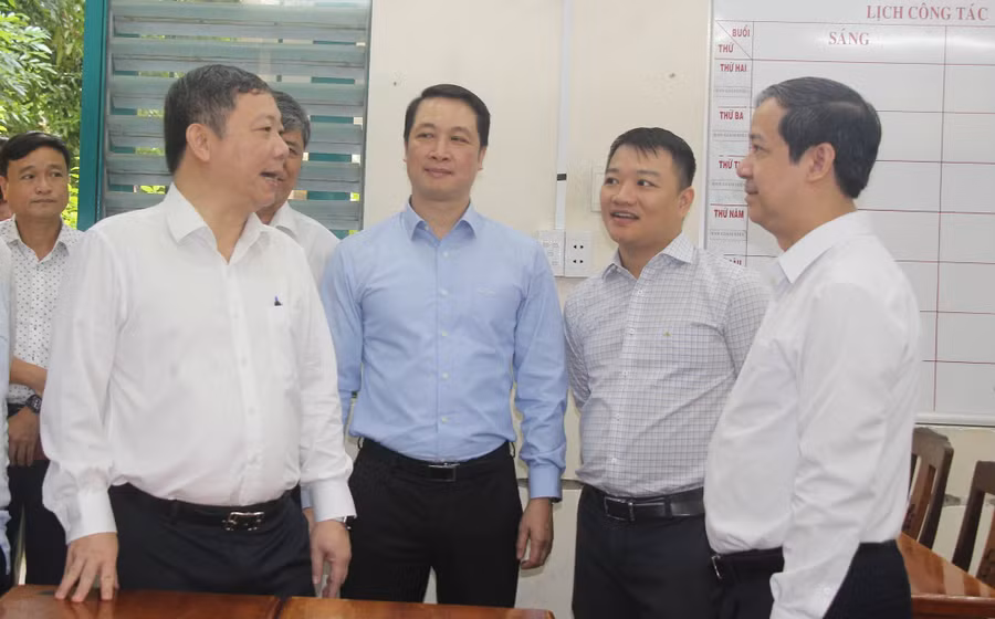 Đoàn công tác kiểm tra công việc chuẩn bị Kỳ thi tốt nghiệp THPT tại điểm thi Trường THPT Trưng Vương.