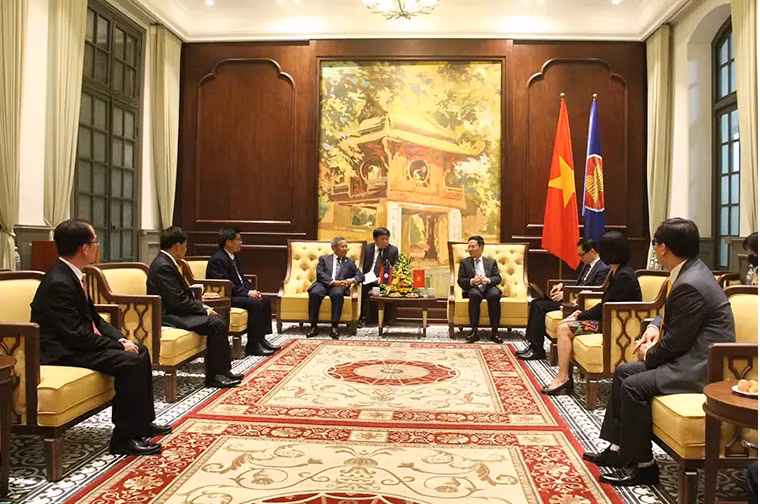 Bộ trưởng Nguyễn Mạnh Hùng tiếp Bộ trưởng Boviengkham Vongdara.