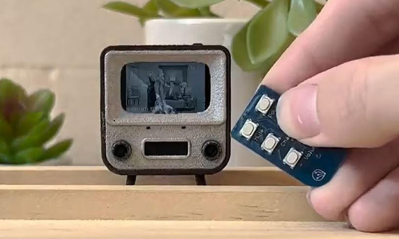 Chiếc điều khiển từ xa đi kèm tivi chỉ dài 380 mm. Ảnh: TinyCircuits. Chiếc điều khiển từ xa đi kèm tivi chỉ dài 380 mm. Ảnh: TinyCircuits.