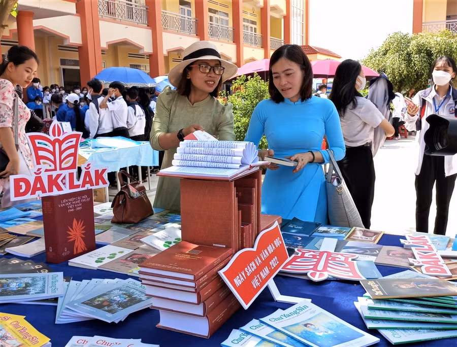 Giáo viên, học sinh trên địa bàn xã Ea Khal với Ngày hội “Sách với tuổi trẻ học đường” (ảnh: ĐT).