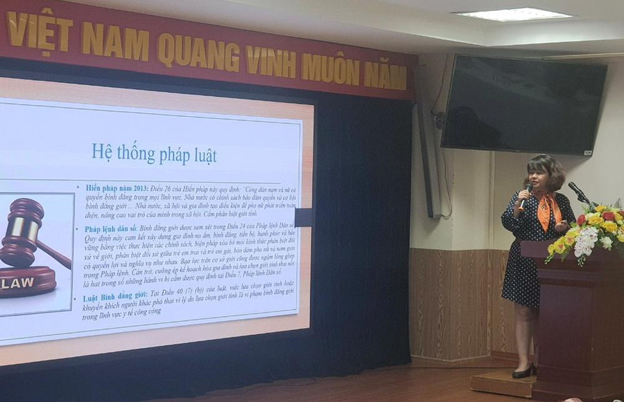 Bà Nguyễn Phương Thúy trình bày tham luận tại tọa đàm.