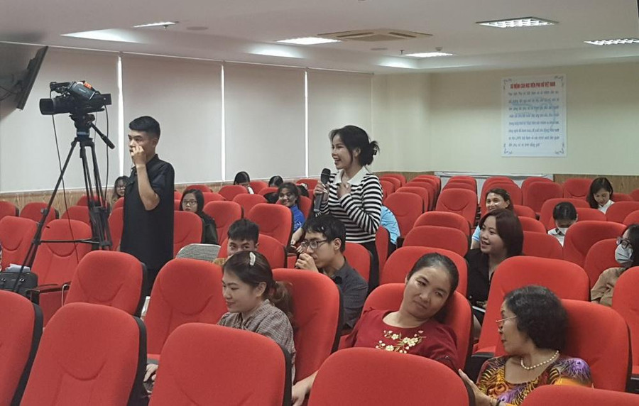 Sinh viên đặt câu hỏi với các chuyên gia.