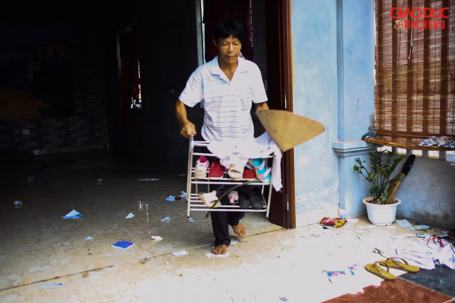 Toàn bộ đồ đạc trong nhà đã được người dân di rời ra bên ngoài