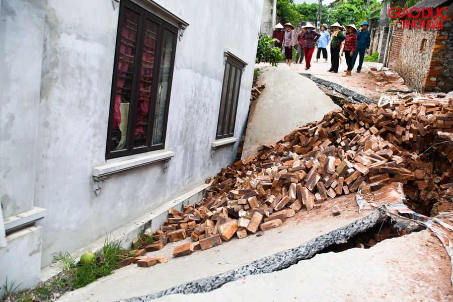 Đoạn đường phía bên ngoài căn nhà