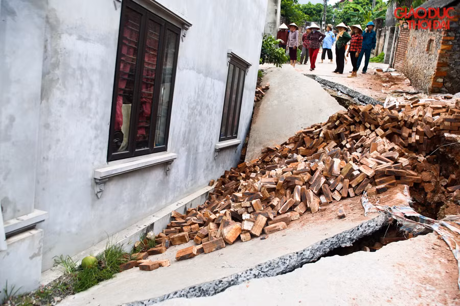 Đoạn đường phía bên ngoài căn nhà