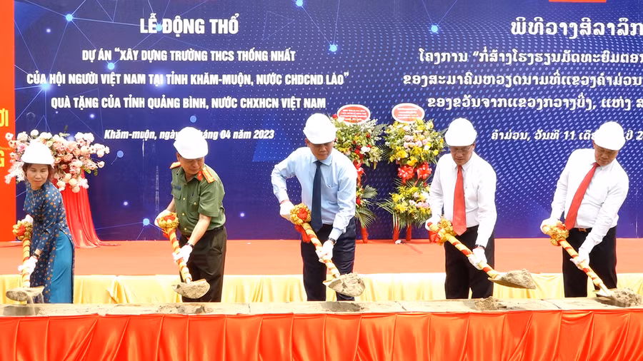 Lãnh đạo 2 tỉnh Quảng Bình và Khăm Muồn thực hiện nghi thức động thổ xây dựng trường THCS Thống Nhất. (Ảnh: Quốc Việt).