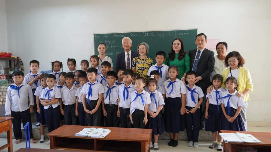 Lãnh đạo Sở GD&amp;ĐT Quảng Trị và Savanakhet chúc Tết thầy, cô và học sinh.