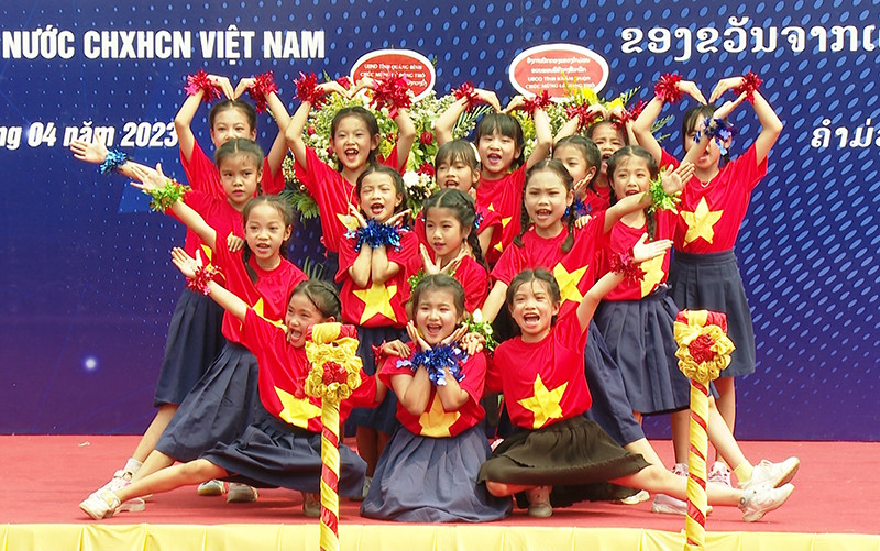 Tiết mục văn nghệ của học sinh tỉnh Khăm Muồn. Tiết mục văn nghệ của học sinh tỉnh Khăm Muồn.