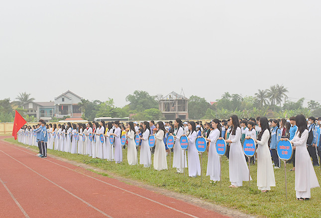 Học sinh các trường tham gia giải điền kinh, bơi lội năm học 2022-2023.