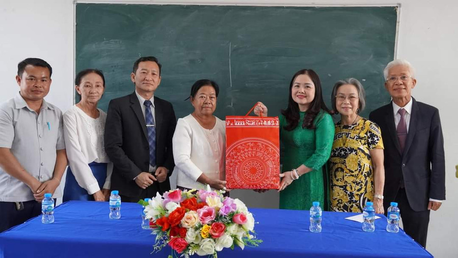 Sở GD&amp;ĐT chúc Tết các thầy cô giáo tại Trường Phổ Thông hữu nghị Việt Nam - Lào.