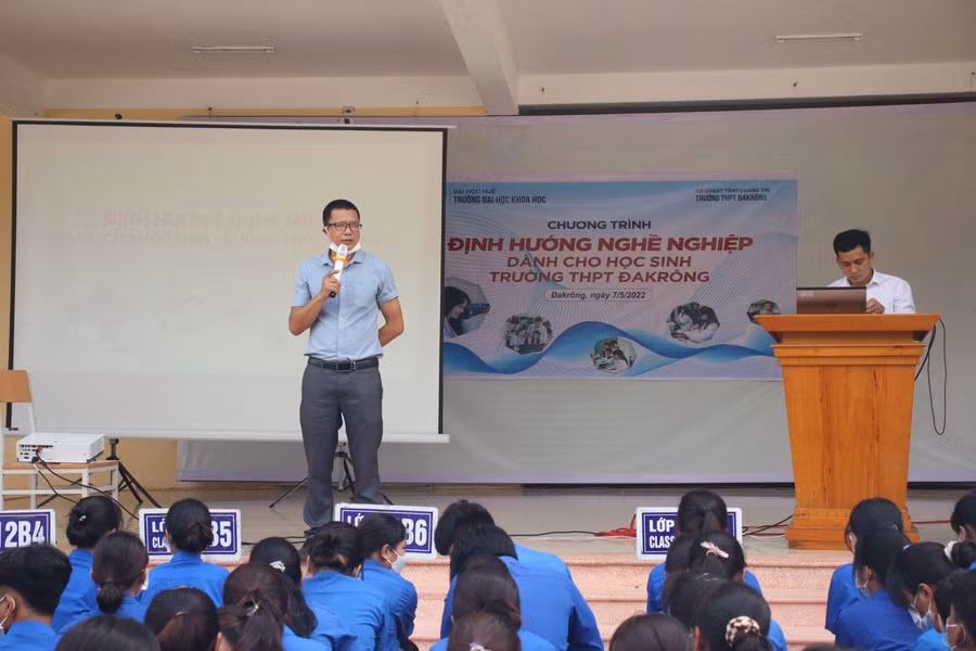 Trường THPT Đakrông phối hợp với các trường ĐH, CĐ tư vấn nghề nghiệp cho học sinh.