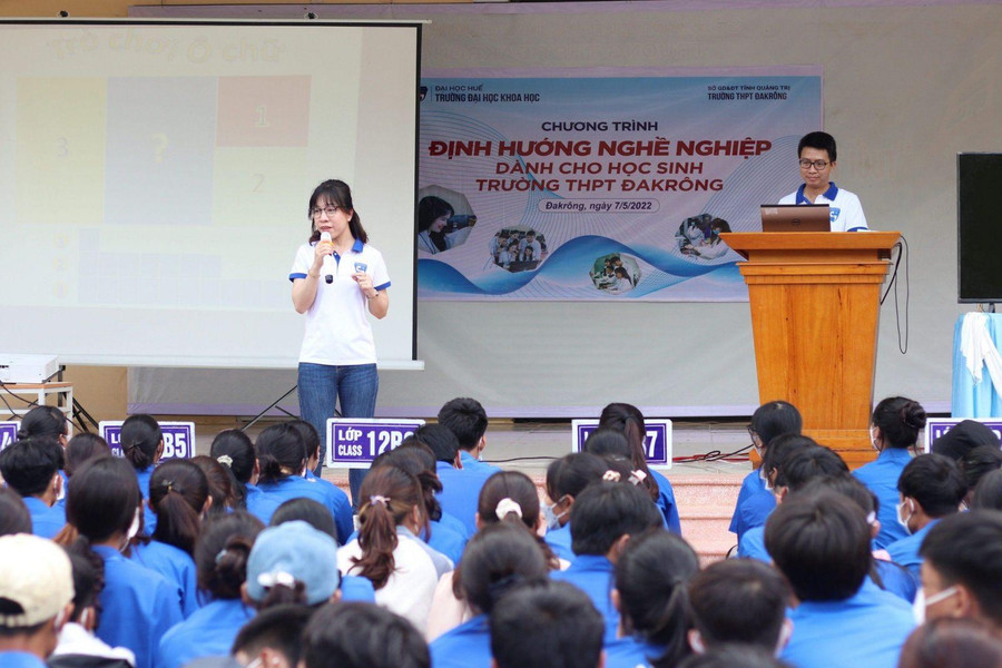 Nhà trường chú trọng công tác hướng nghiệp cho học sinh. Nhà trường chú trọng công tác hướng nghiệp cho học sinh.