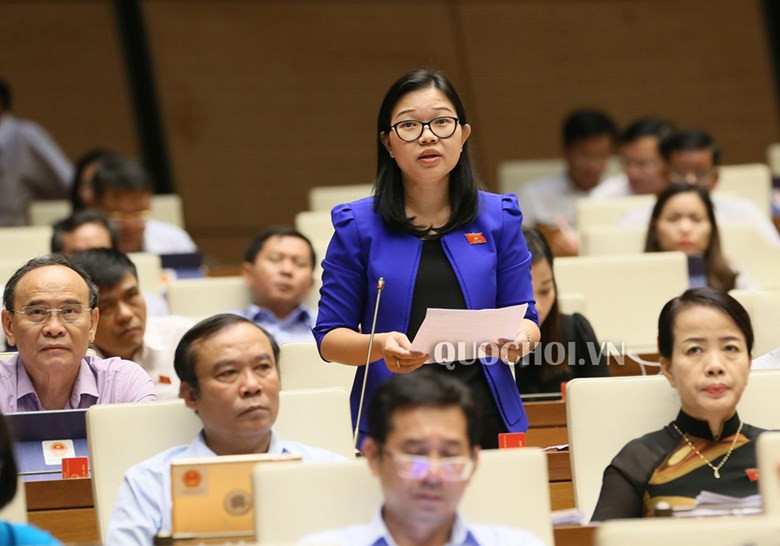 Đại biểu Trần Thị Vĩnh Nghi, Đoàn ĐBQH Tp. Cần Thơ, phát biểu tại phiên thảo luận tại hội trường sáng 24/10