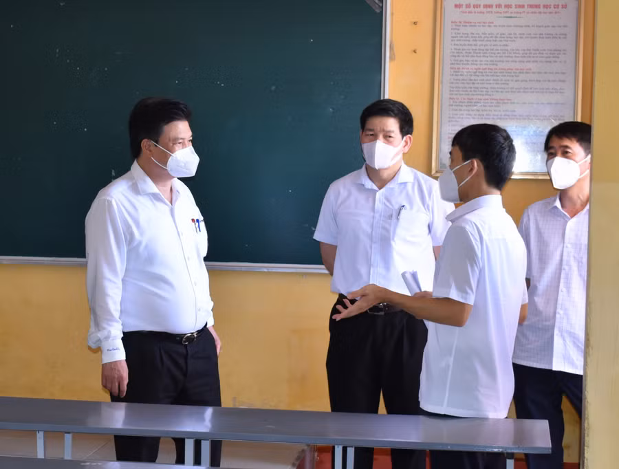 Thứ trưởng kiểm tra một phòng chấm thi tự luận.