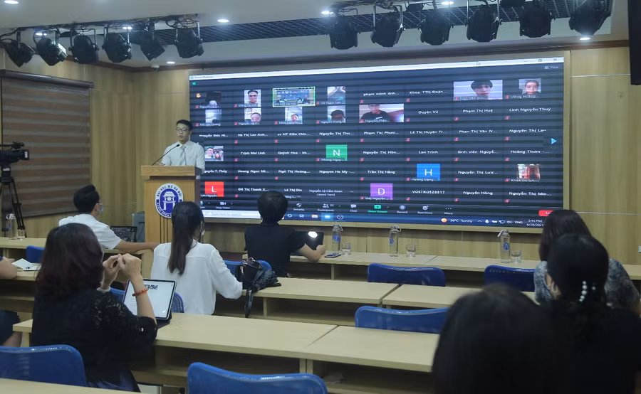 Chương trình được tổ chức kết hợp trực tiếp và trực tuyến