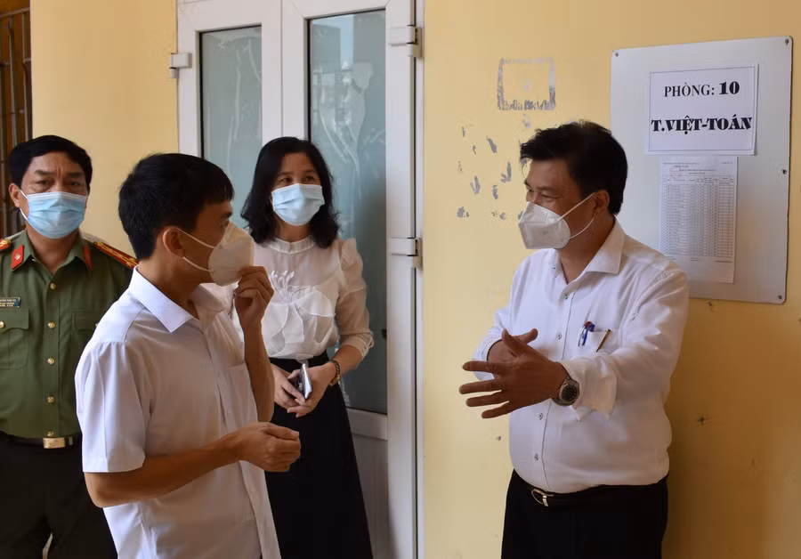 Thứ trưởng Nguyễn Hữu Độ trao đổi với địa phương về công tác chuẩn bị cơ sở vật chất, nhân lực, phương án tổ chức kỳ thi tốt nghiệp THPT 2021.