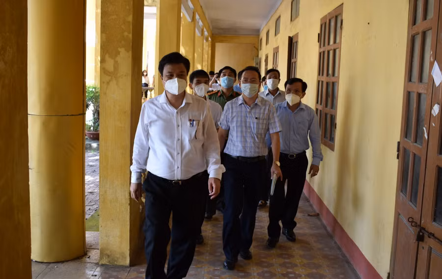 Thứ trưởng Nguyễn Hữu Độ và đoàn công tác kiểm tra công tác chuẩn bị Kỳ thi tốt nghiệp THPT tại điểm thi Trường THPT Chí Linh.