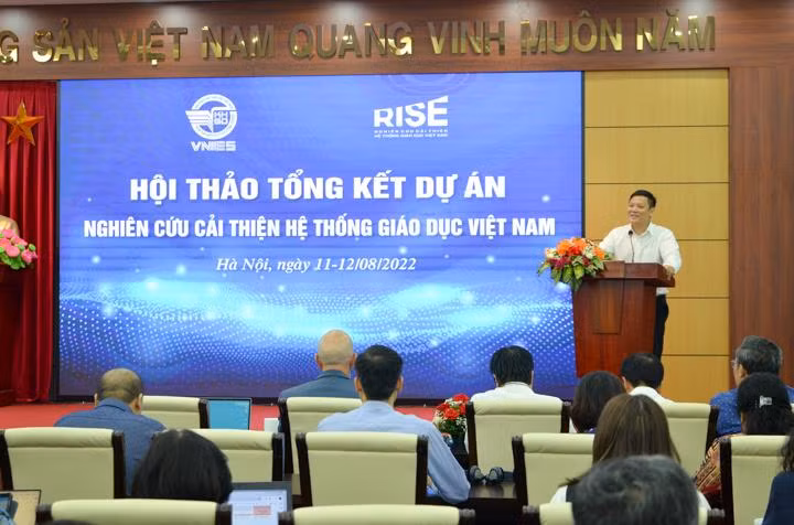 Viện trưởng Lê Anh Vinh phát biểu khai mạc hội thảo