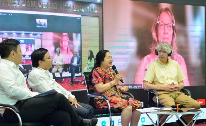 Các đại biểu tham luận tại Hội thảo