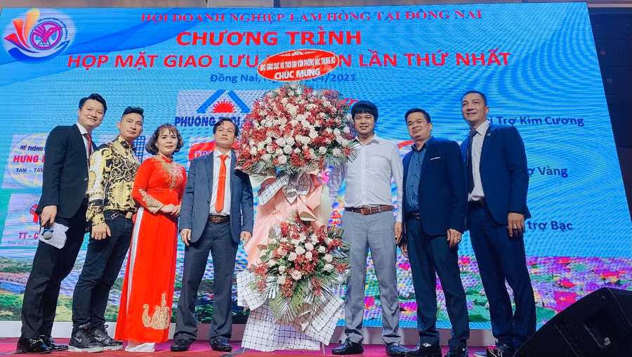 Trưởng Văn phòng đại diện Báo GD&amp;TĐ Khu vực miền Trung và Tây Nguyên Nhà báo Nguyễn Văn Dũng tặng hoa, chúc mừng sự phát triển, thành công của Hội Doanh nghiệp Hồng Lam tại Đồng Nai