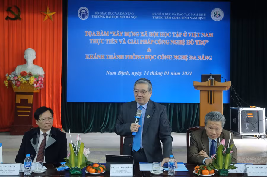 TS Trương Tiến Tùng - Hiệu trưởng Trường ĐH Mở Hà Nội (ở giữa), ông Nguyễn Hồng Sơn - nguyên phó Vụ trưởng Vụ Giáo dục Thường xuyên (ngoài cùng bên phải) và ông Cao Xuân Hùng - Giám đốc Sở GD&ĐT Nam Định chủ trì buổi Tọa đàm