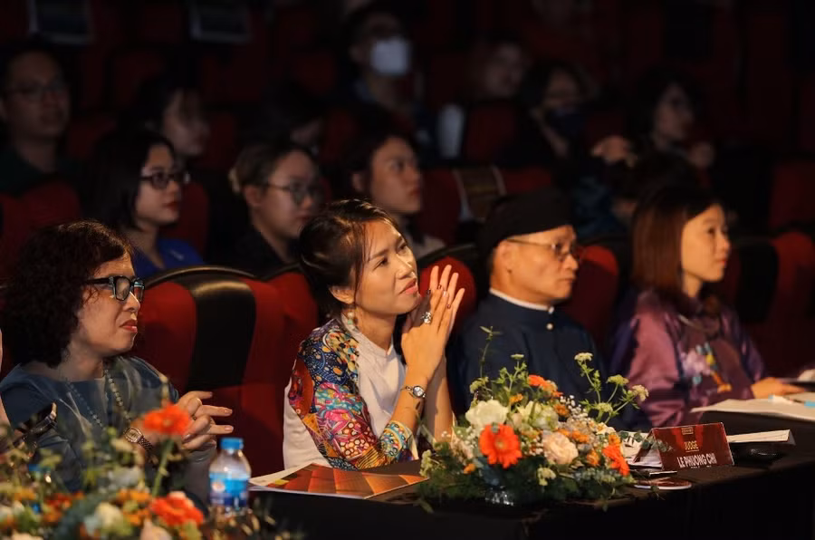 Vòng 1: Ban giám khảo và khán giả chăm chú theo dõi màn thuyết trình từ các đội thi.