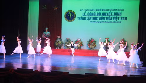 Văn nghệ chào mừng