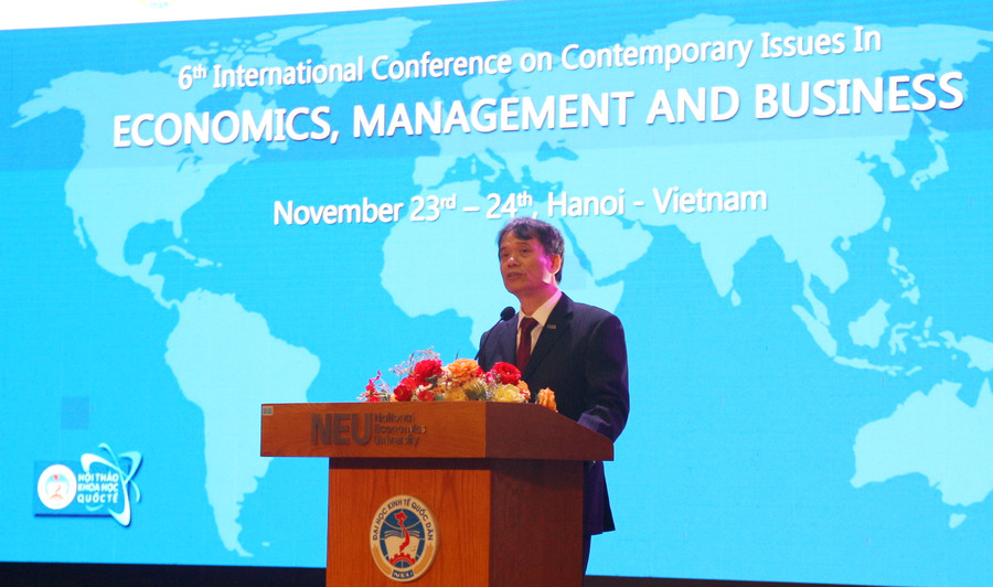 GS TS Phạm Hồng Chương, Hiệu trưởng Trường ĐH Kinh tế Quốc dân phát biểu tại hội thảo. GS TS Phạm Hồng Chương, Hiệu trưởng Trường ĐH Kinh tế Quốc dân phát biểu tại hội thảo.