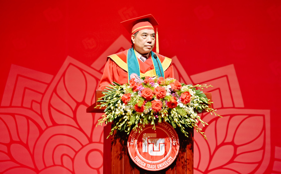 PGS.TS Bùi Anh Tuấn - Hiệu trưởng Trường Đại học Ngoại thương phát biểu tại Lễ trao bằng tốt nghiệp. PGS.TS Bùi Anh Tuấn - Hiệu trưởng Trường Đại học Ngoại thương phát biểu tại Lễ trao bằng tốt nghiệp.