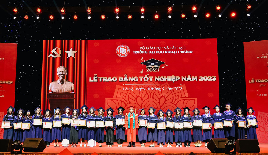 Trường ĐH Ngoại thương trao thưởng 28 sinh viên thủ khoa tốt nghiệp các chương trình đào. Trường ĐH Ngoại thương trao thưởng 28 sinh viên thủ khoa tốt nghiệp các chương trình đào.