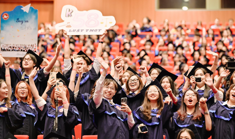 Vỡ òa niềm vui ngày tốt nghiệp của các tân cử nhân Trường ĐH Ngoại thương. Vỡ òa niềm vui ngày tốt nghiệp của các tân cử nhân Trường ĐH Ngoại thương.