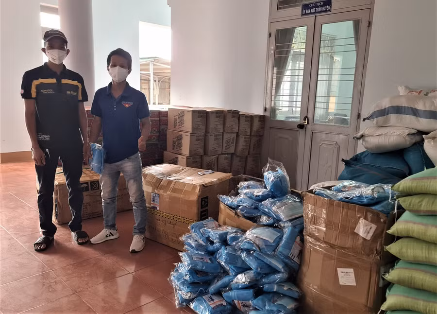 Anh Bùi Tấn Lợi thay mặt Hội đồng đội huyện Krông Bông nhận những phần quà từ anh Võ Thành Tâm.