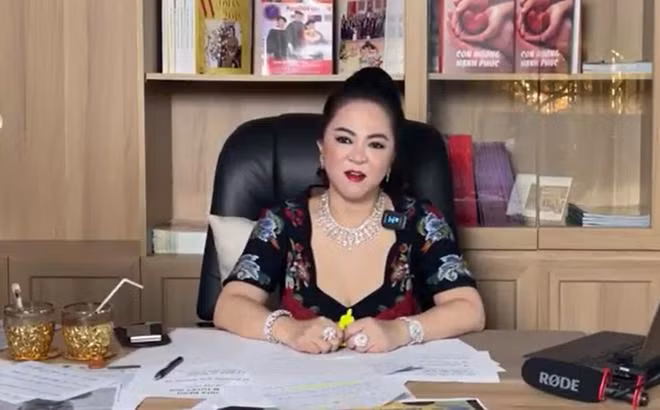 Bà Nguyễn Phương Hằng rong một buổi livestream.