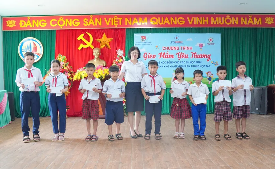 Bà Bùi Thị Hồng Nhung, Phó Giám đốc Công ty TĐQT trao quà đến học sinh.