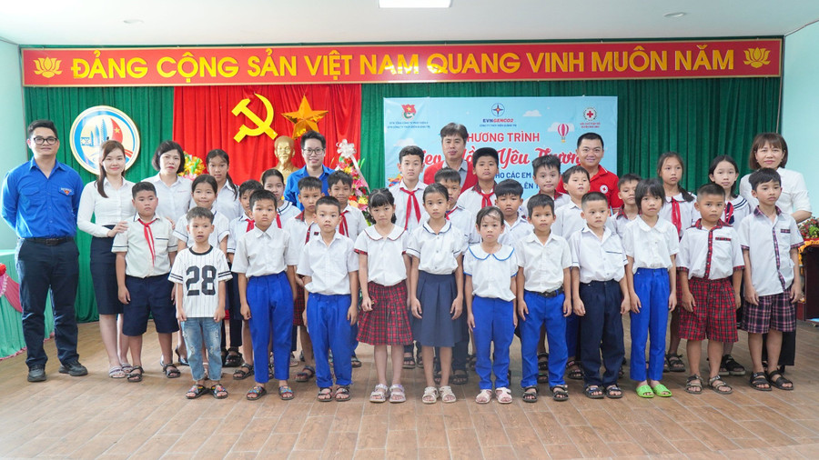 Những học sinh nhận học bổng là tấm gương về nghị lực vượt khó. Những học sinh nhận học bổng là tấm gương về nghị lực vượt khó.