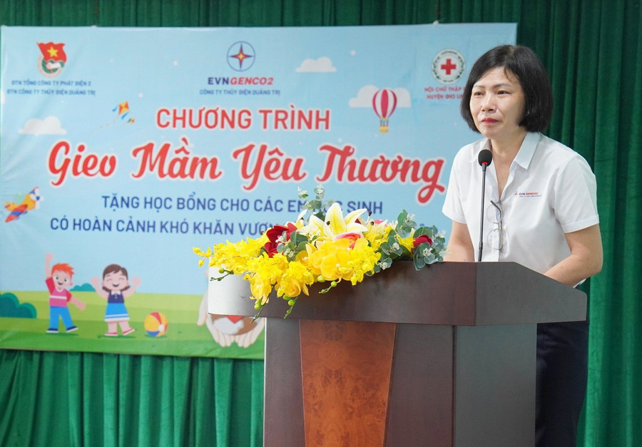 Bà Bùi Thị Hồng Nhung nhấn mạnh, Công ty TĐQT luôn đồng hành cùng học sinh khó khăn. Bà Bùi Thị Hồng Nhung nhấn mạnh, Công ty TĐQT luôn đồng hành cùng học sinh khó khăn.