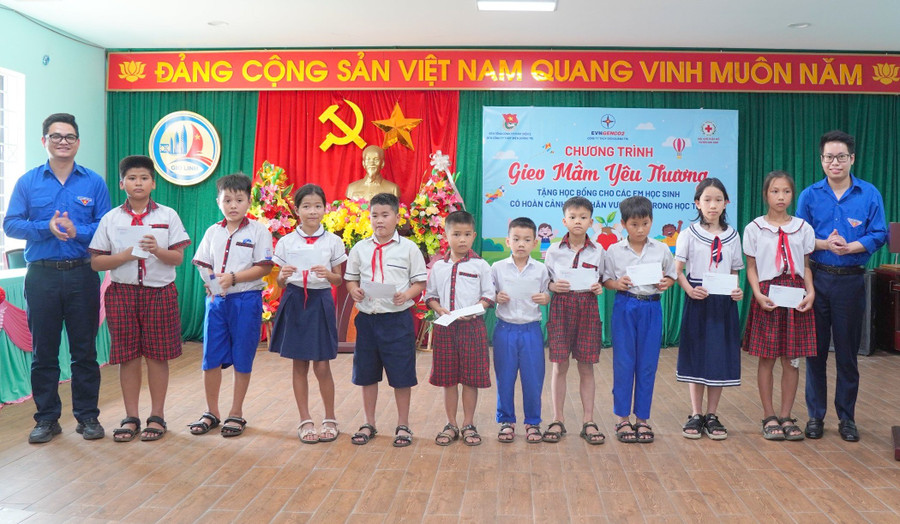 Đại diện BCH Đoàn thanh niên Công ty trao quà. Đại diện BCH Đoàn thanh niên Công ty trao quà.